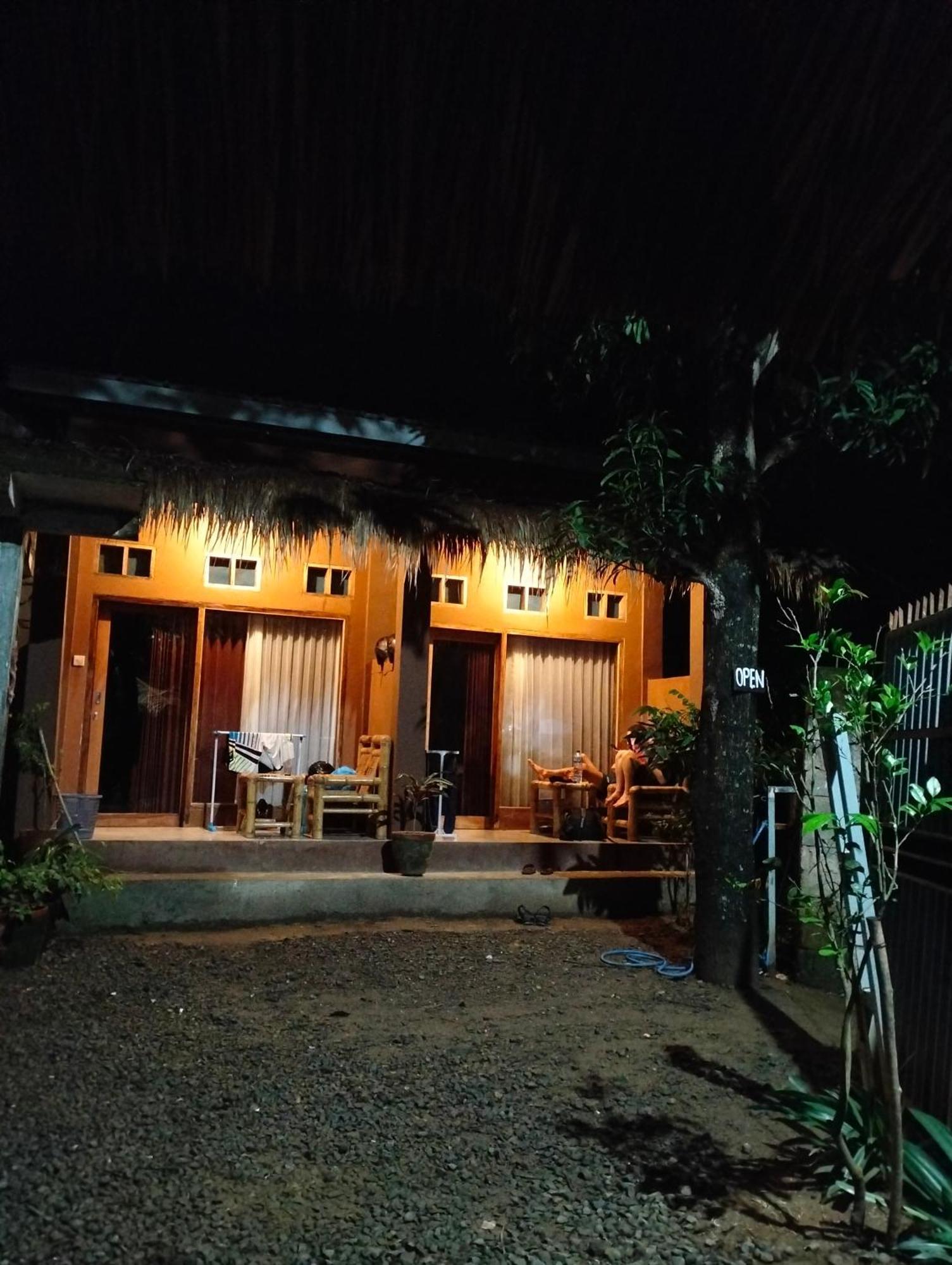 Fullmoon Homestay Kuta  ภายนอก รูปภาพ